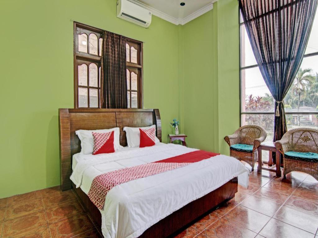 Oyo 92551 Netra Hotel Ujunbatu Exterior foto